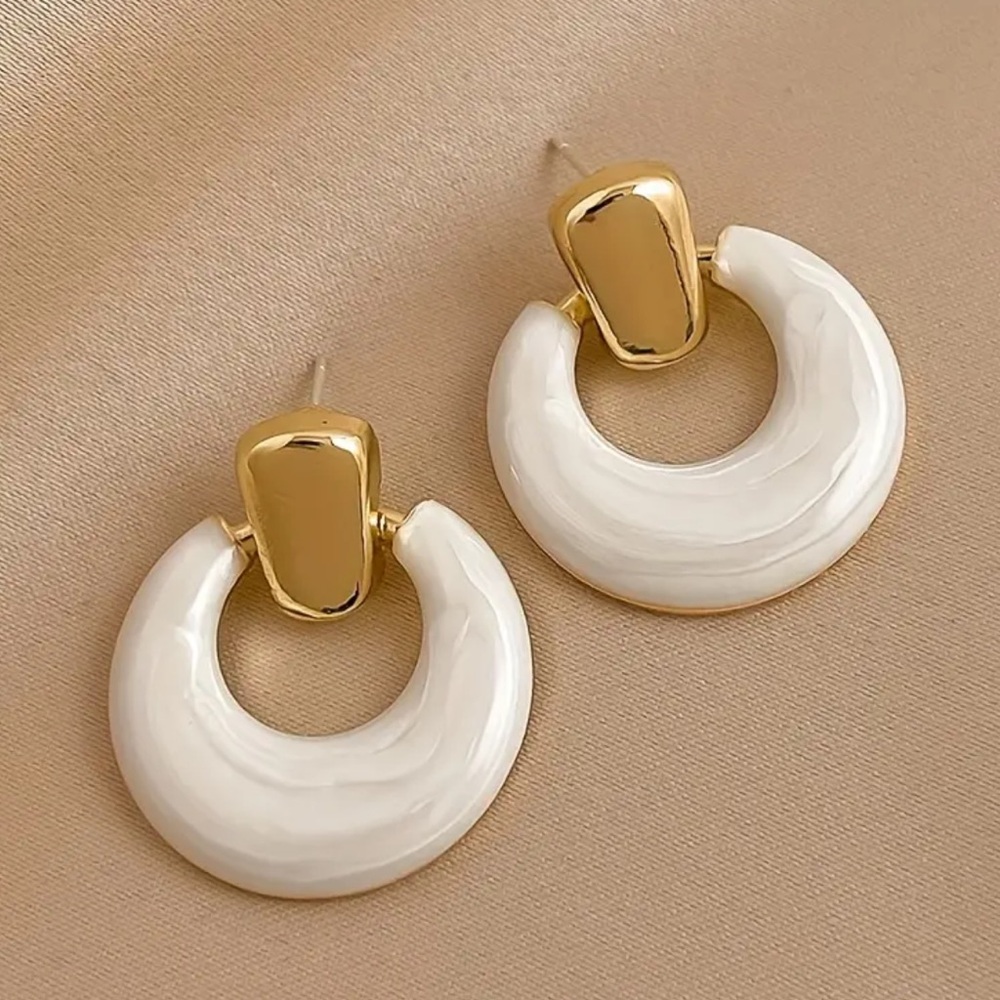 NEW| Timeless Shimmering Hollow Round Silver Posts Hypoallergenic Earrings - Picture 4 of 5